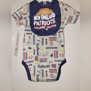 🆕️ New NFL England Patriots Football Baby Outfit Onesie Bib Set 🏈
